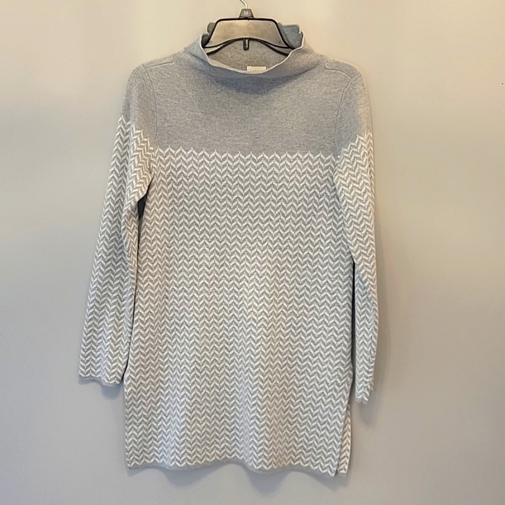 Aspen Grey and white lomg sweater top size XS Juniors